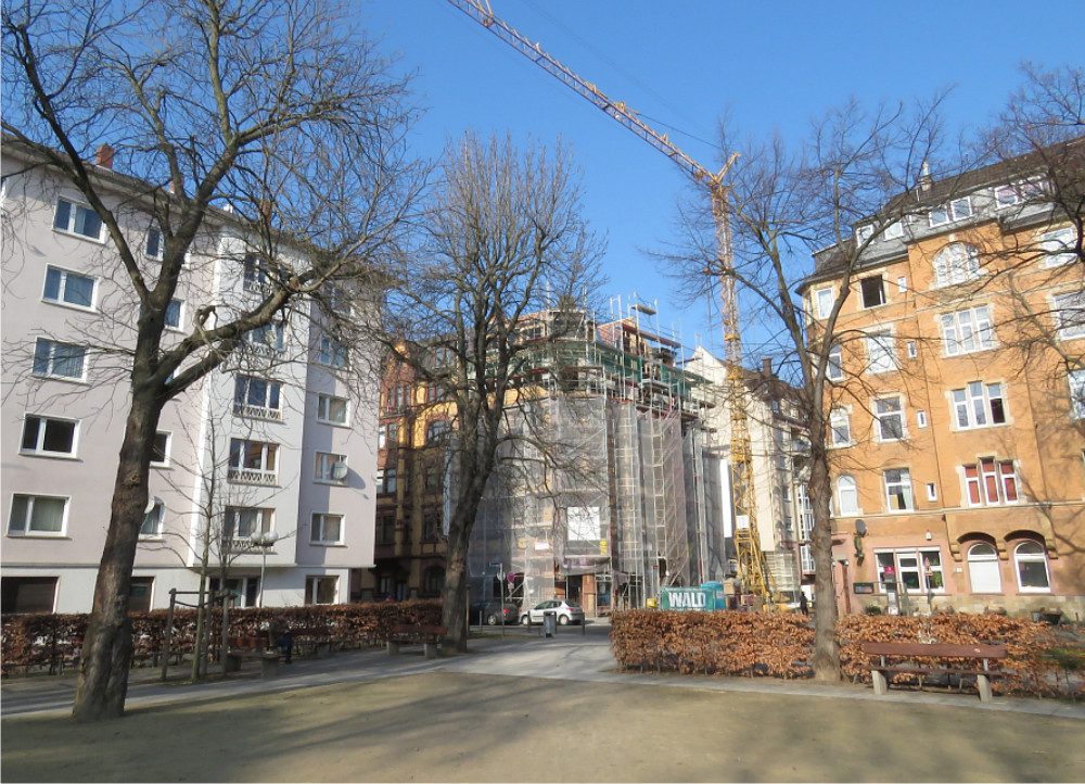 Neckarstrasse 1 Gebäude im Umbau mit Gerüst und Kran