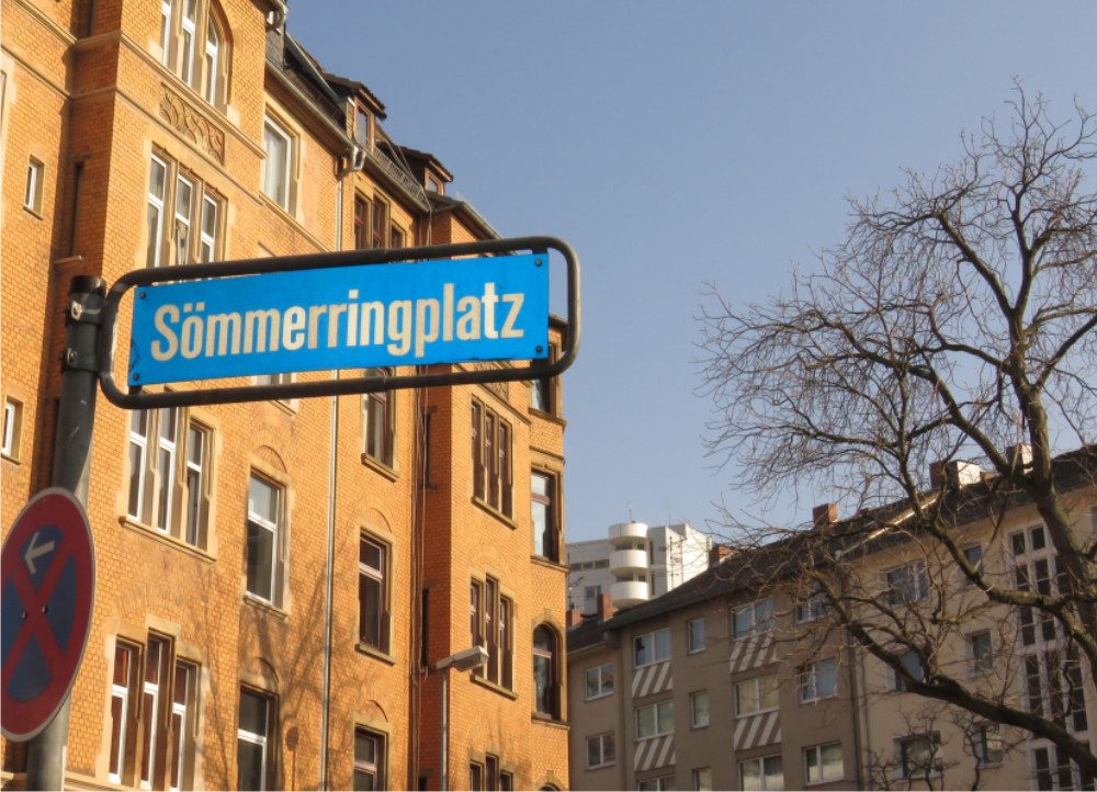 Straßenschild Sömmeringplatz mit Blick auf Häuserfront