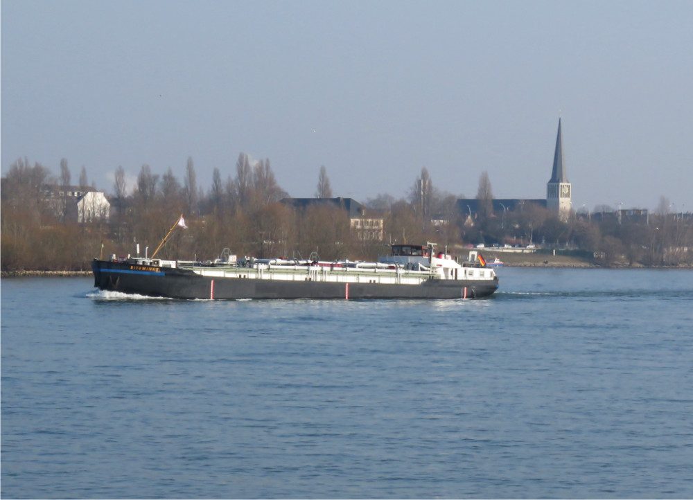 Sicht auf Frachtschiff auf dem Rhein