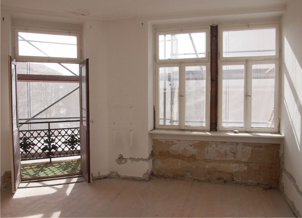 Neckarstrasse Sicht auf Metallarbeiten Balkon vom Innenraum durch Fenster