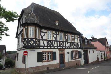 Winzerhaus + 3 Parteienhaus + Scheune - Bild1