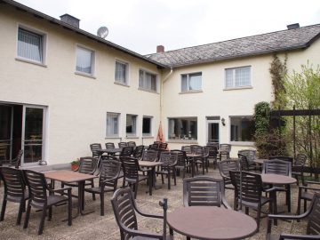 Mehrfamilienhaus mit Parkgrundstück + tollem Fernblick - Bild3