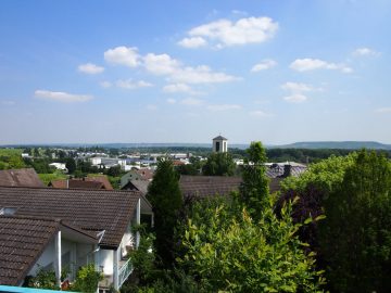 "Schöner-Wohnen" in Geisenheim: Lichtdurchflutete ETW mit großer Loggia und tollem Fernblick !!! - Bild2