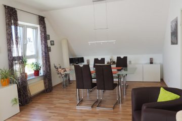 Attraktive, helle Dachgeschosswohnung mit Balkon - Bild2