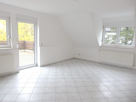 Von Privat: Frisch renovierte, helle 4 ZKB- Wohnung mit gr. Dachterrasse, 65366 Geisenheim, Wohnung