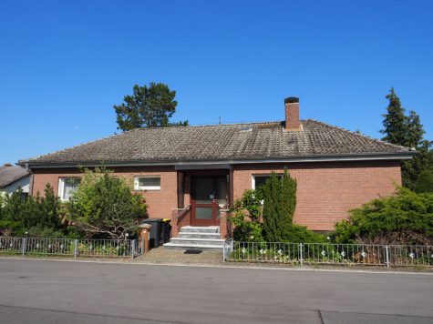 Großer, freistehender Bungalow auf schönem Grundstück, 55257 Budenheim, Einfamilienhaus