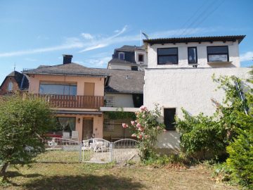 Freistehendes 1-3 Parteienhaus mit Nebengebäude und Garten - Bild1