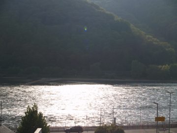 b Das Rhein-Gold zu Füssen!!! Großes Haus mit 3 Wohn-Etagen und unglaublichem Rheinblick - Bild1