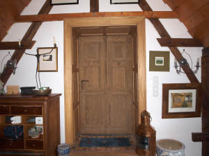 Charmante Hofreite (zwei Teile) mit reduzierter Courtage - restaurierte historische Tür