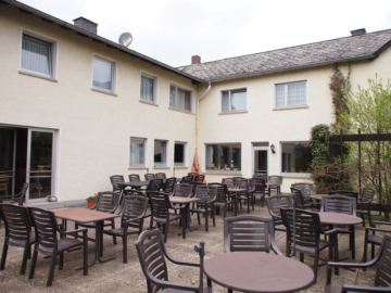 Mehrfamilienhaus mit Parkgrundstück + tollem Fernblick - Bild3