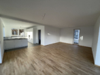 Nur noch ein Haus frei - exklusiv und massiv gebaute Stadtvilla - Wohnzimmer inkl. Küche