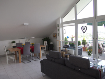 "Schöner-Wohnen" in Geisenheim: Lichtdurchflutete ETW mit großer Loggia und tollem Fernblick !!! - Bild4