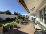 Großer massiv gebauter Flachdach-Bungalow mit Terrasse und schönem Garten - Bild3