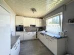 Großer massiv gebauter Flachdach-Bungalow mit Terrasse und schönem Garten - Bild7