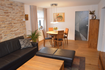 Liebevoll saniertes, freistehendes Haus - Bild5