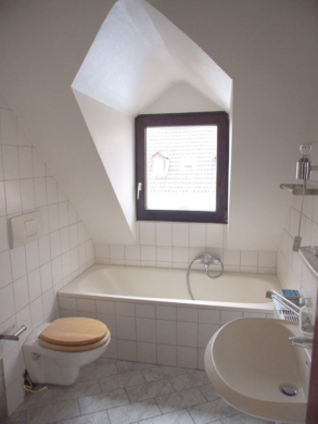 Schlosspark-Nähe: Charmante, helle Dachgeschoss-Wohnung - Bild2
