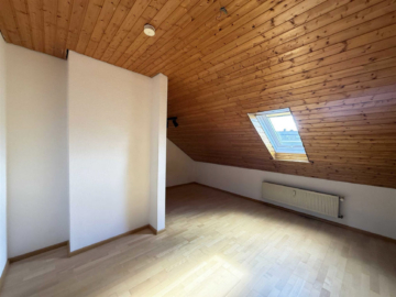 Hübsche 2-3 ZKB-Dachgeschosswohnung in ruhiger Lage, 65346 Eltville am Rhein, Wohnung