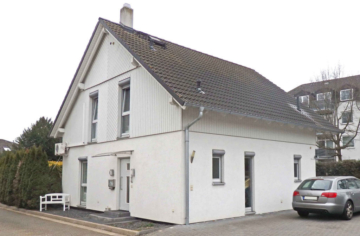 Mitten in Geisenheim: Modernes Stadthaus - freistehend, sonnig und hell - Bild1